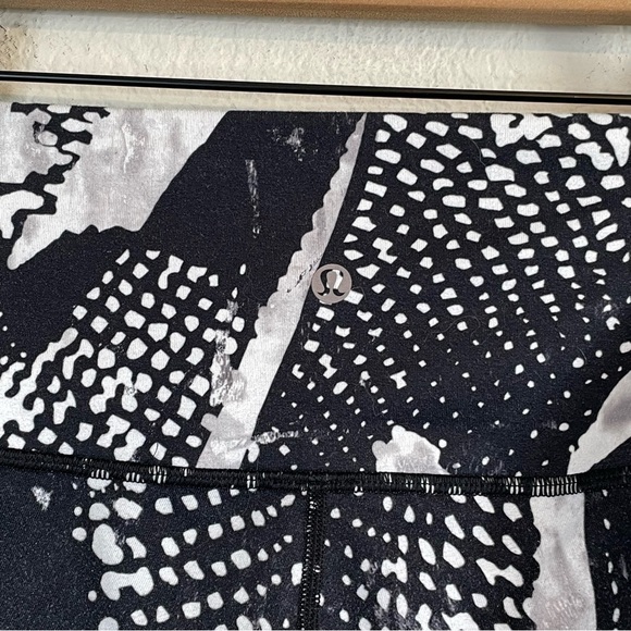 Lululemon Wunder Under *Full-On Luon
Static Mist White Black Leggings Size 8 - Picture 4 of 8